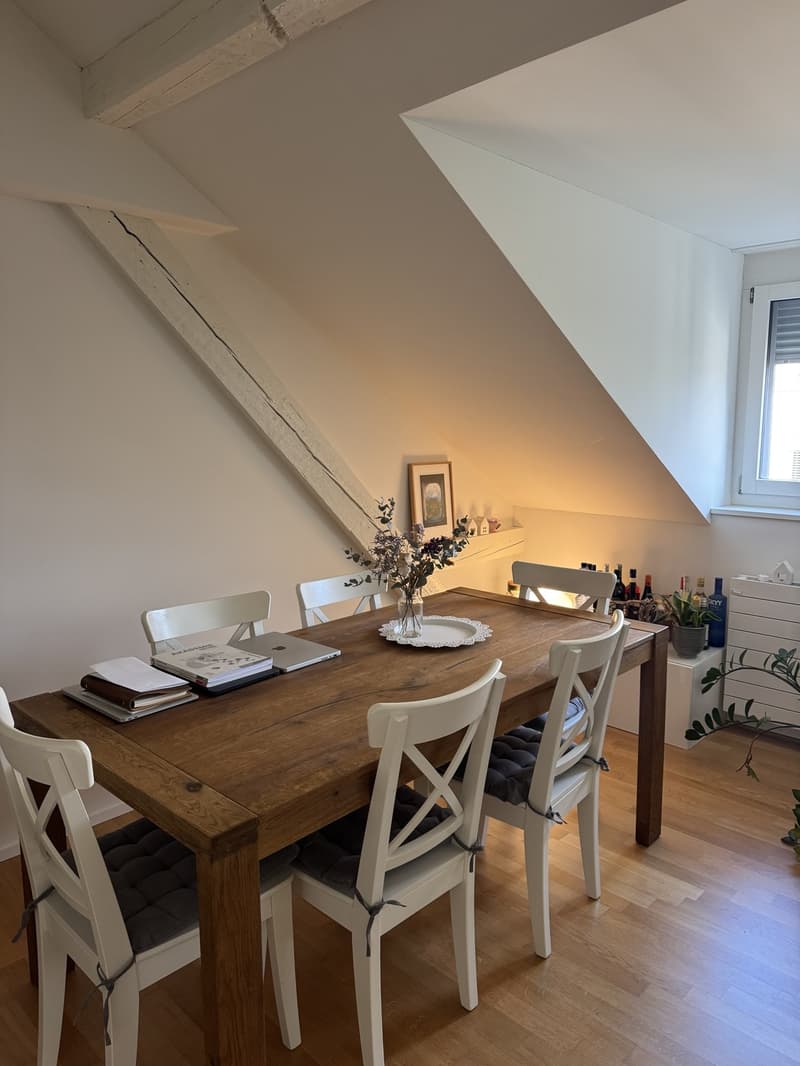 Top Lage: Schöne Dachgeschosswohnung im Herzen von Wiedikon (3)