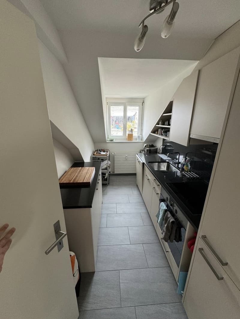 Top Lage: Schöne Dachgeschosswohnung im Herzen von Wiedikon (7)