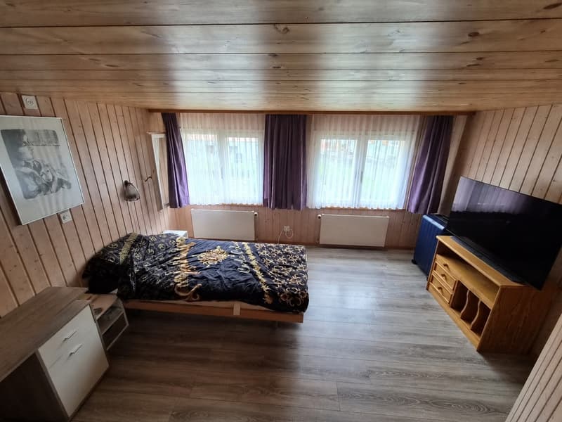 Gemütliches Holz-Zimmer mit gemütlichem Bett (1)