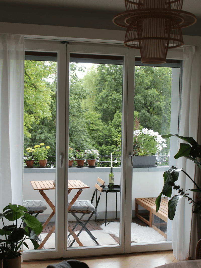 Wohnzimmer mit Balkon und Sicht auf Aare