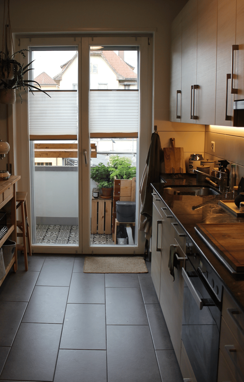 Küche mit Balkon und Hochbeet