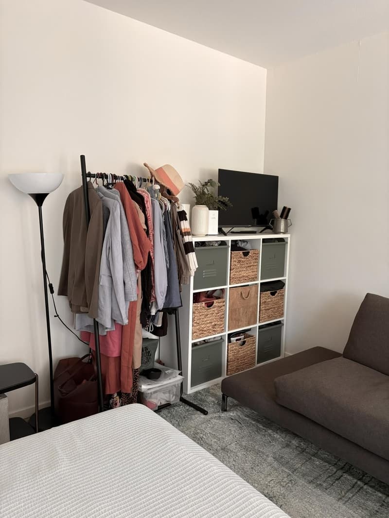 Perfectly located lakeside studio and balcony, available until end September 2027 furnished/part-furnished (5)
