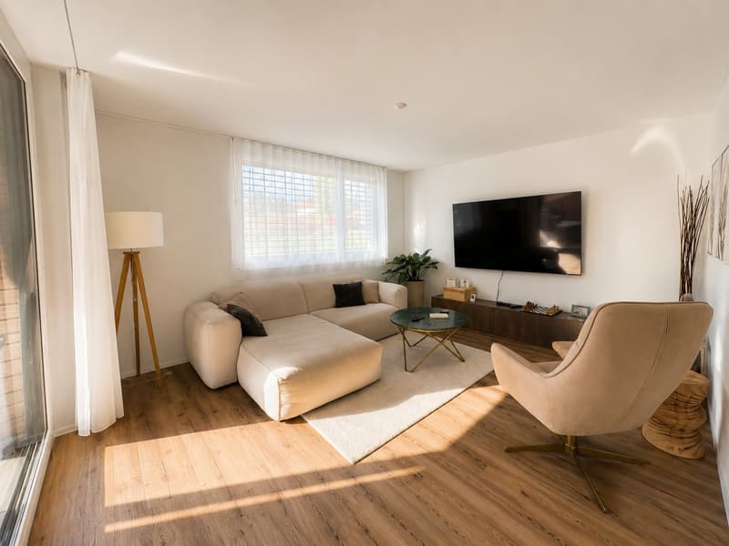 Helle und moderne 4.5-Zimmer-Wohnung mit grosszügigem Balkon (1)