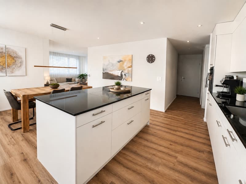Helle und moderne 4.5-Zimmer-Wohnung mit grosszügigem Balkon (7)