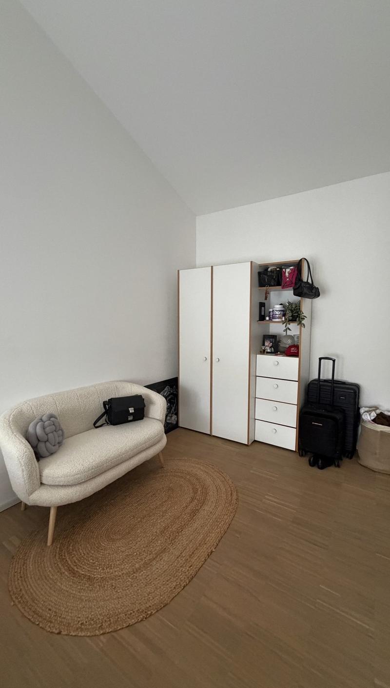 I üsere moderne und sunnedurstahlte 4.5 zimmer Wohnig wird es Zimmer frei (3)
