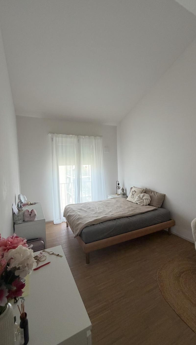I üsere moderne und sunnedurstahlte 4.5 zimmer Wohnig wird es Zimmer frei (1)