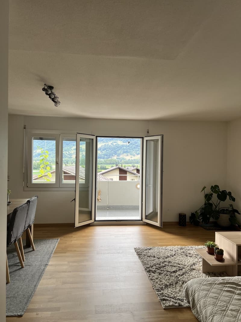 Helle und geräumige 4.5-Zimmer-Wohnung mit Balkon in Igis (2)