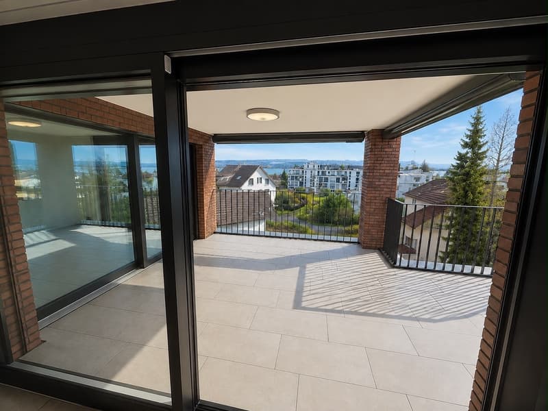Corner flat with unobstructed lake view and large outdoor space (4)