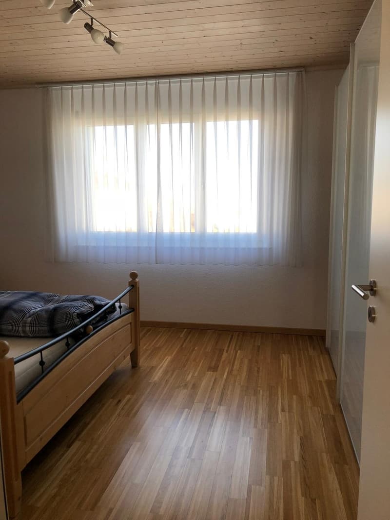 Charmante 2.5-Zimmer-Dachwohnung mit Weitblick und viel Charakter (7)