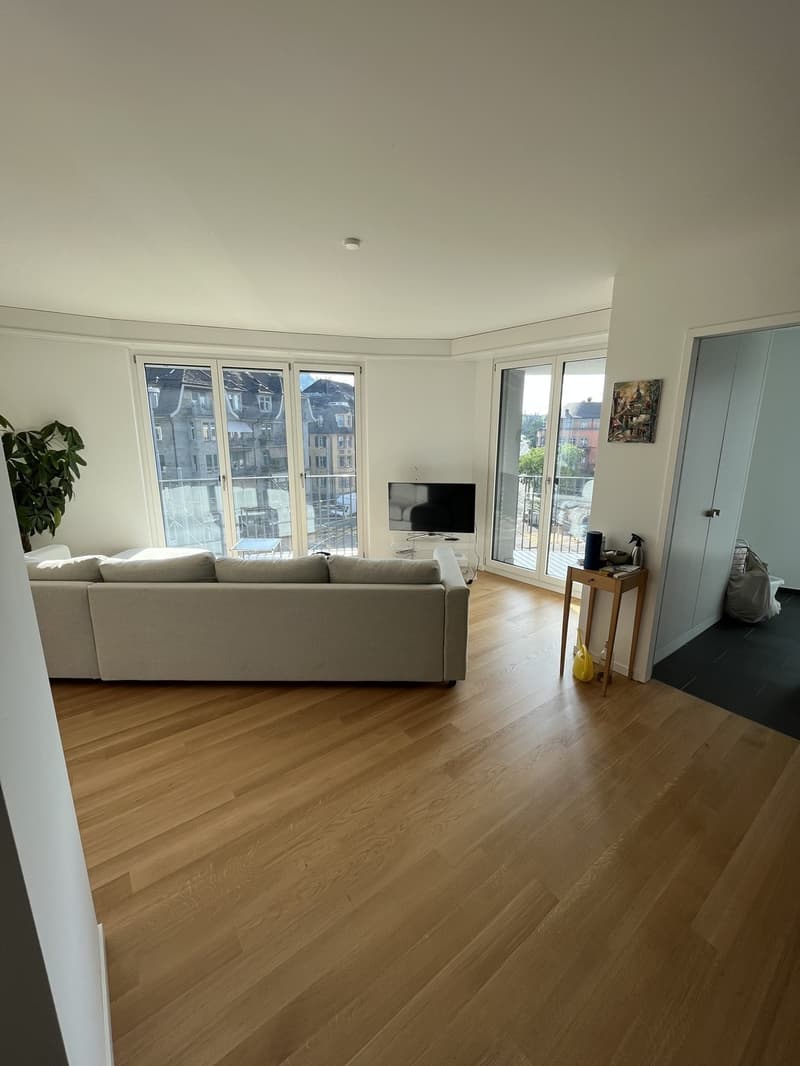 WG-Zimmer in neu renovierter 3.5Z Wohnung am Schaffhauserplatz (befristet) (1)