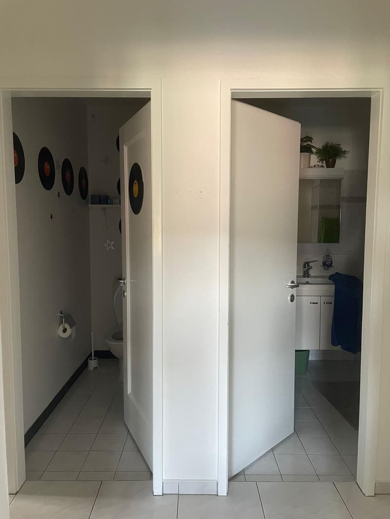 Getrenntes WC und Bad mit Badewanne und 2 Brünneli