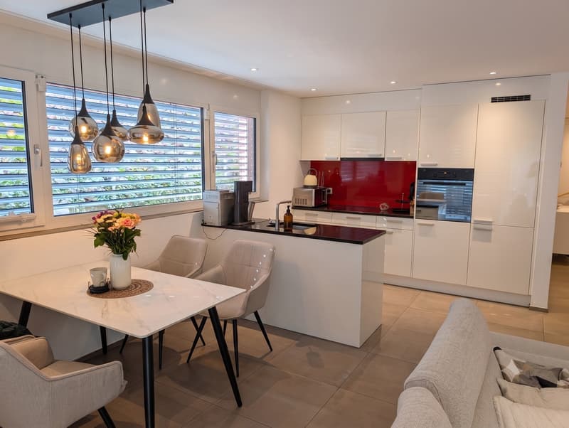 All Inclusive, Möbliertes Schmuckstück: Exklusive 2.5-Zimmer-Souterrainwohnung mit Terrasse und Privatgartenteil (2)