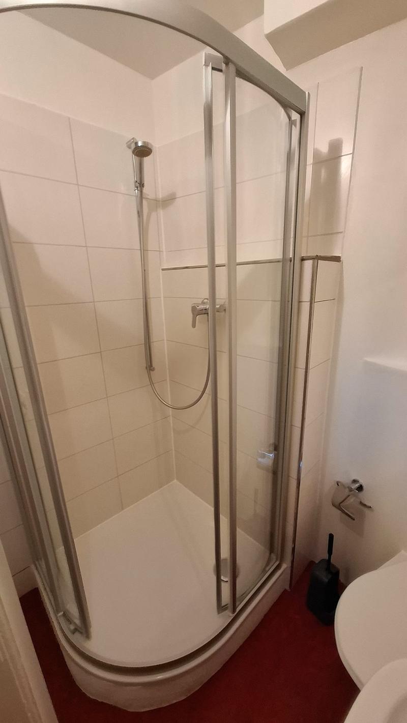 Möblierte 1-Zimmer-Wohnung (Studio) mit eigenem Bad ohne Küche (5)
