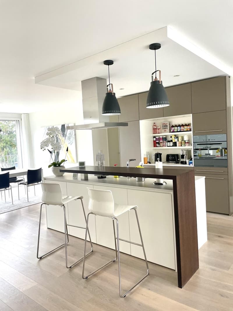 Grosszügiges Zimmer mit eigenem Bad + Einstellhallenplatz in moderner 4.5-Zimmer-Wohnung (1)