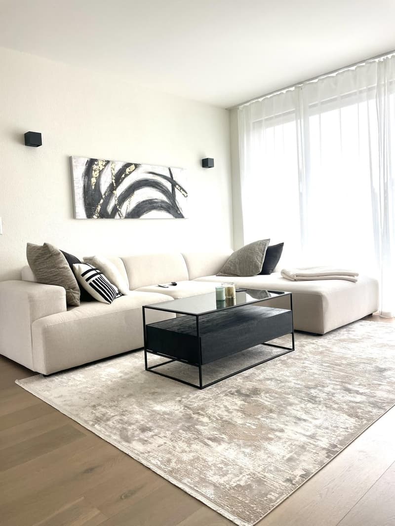 Grosszügiges Zimmer mit eigenem Bad + Einstellhallenplatz in moderner 4.5-Zimmer-Wohnung (2)