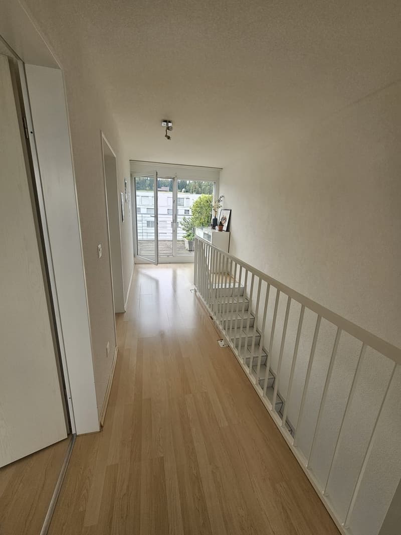 Charmante 3.5-Zimmer-Maisonette-Wohnung mit Balkon und Weitsicht in Zürich-Affoltern (4)