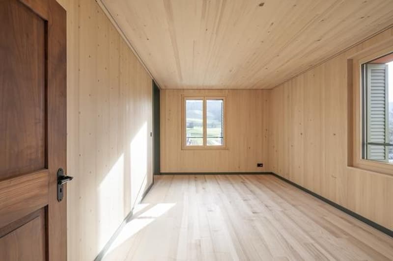 Attraktive 6.5-Zimmer-Maisonettewohnung mit Galerie, privatem Bauerngarten und 3 Parkplaetzen (1)
