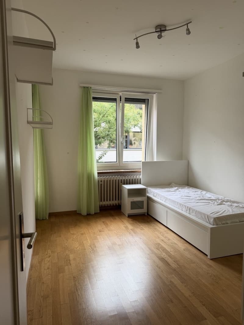 Möbliertes Zimmer mit Balkonzugang (1)