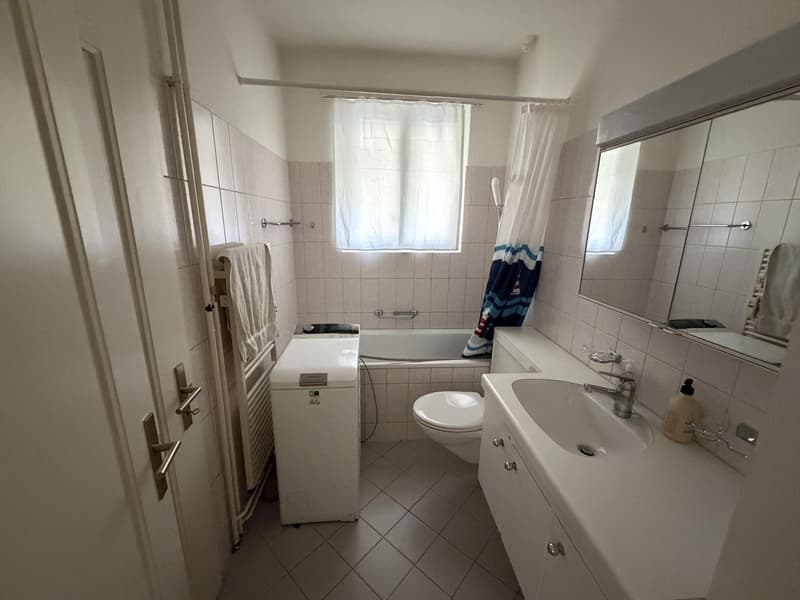 Möbliertes Zimmer mit Balkonzugang (6)