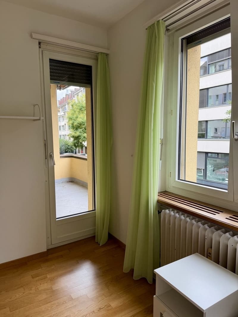 Möbliertes Zimmer mit Balkonzugang (3)