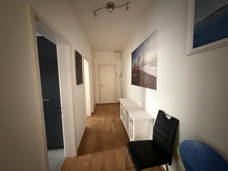 Möbliertes Zimmer mit Balkonzugang (7)