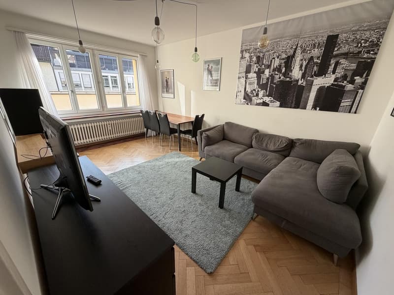 Möbliertes Zimmer mit Balkonzugang (4)