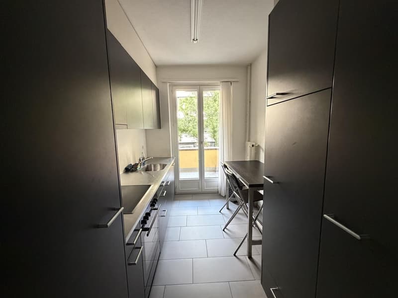 Möbliertes Zimmer mit Balkonzugang (5)