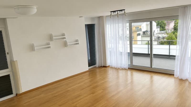 5.5-Zimmer 122 m² - Grosszügige, helle Wohnung mit Balkon und Weitsicht (CHF 2'955 - ausserordentlicher Weggang Mieter) (1)