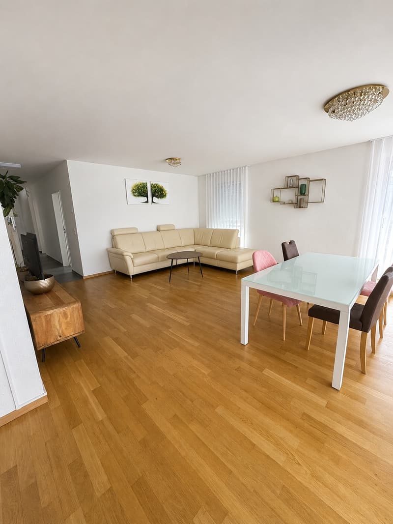 5.5-Zimmer 122 m² - Grosszügige, helle Wohnung mit Balkon und Weitsicht (CHF 2'955 - ausserordentlicher Weggang Mieter) (10)