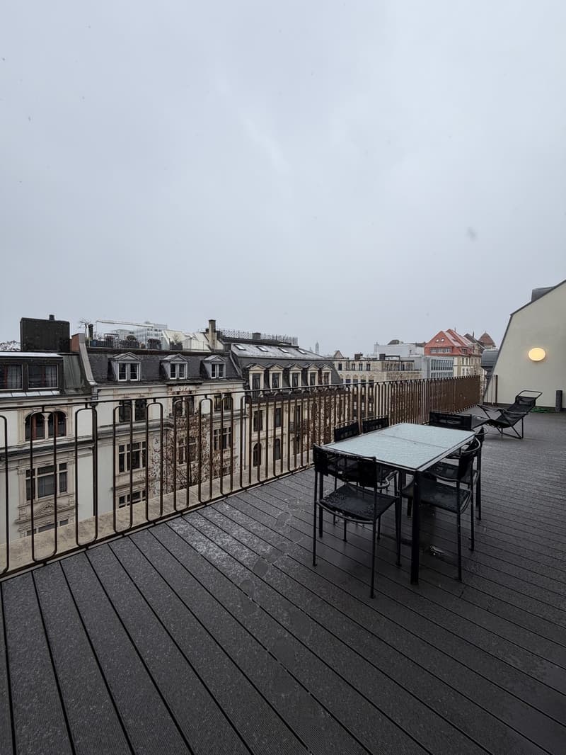 Central Elegant 2.5-Room Apartment on the 6th Floor with Panoramic Views (2)