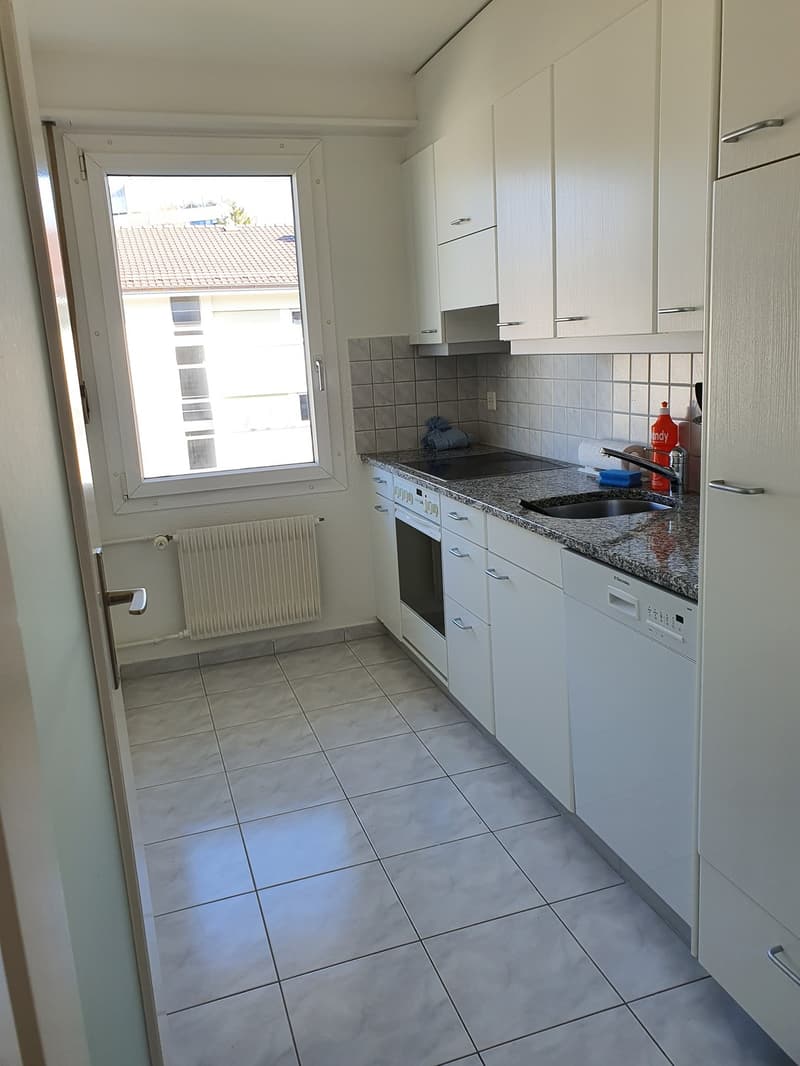 Helle 2-Zimmer-Wohnung mit Balkon und Blick auf den Gurten (2)