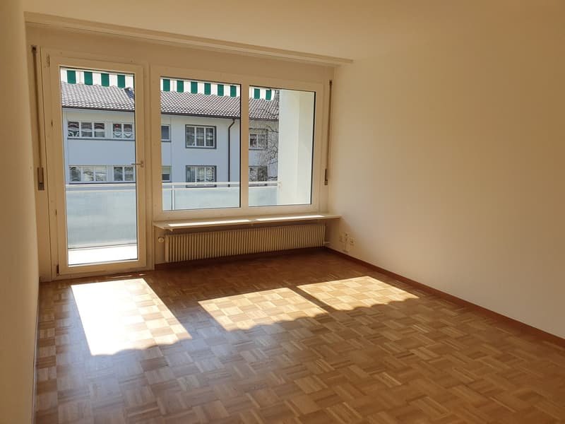 Helle 2-Zimmer-Wohnung mit Balkon und Blick auf den Gurten (6)