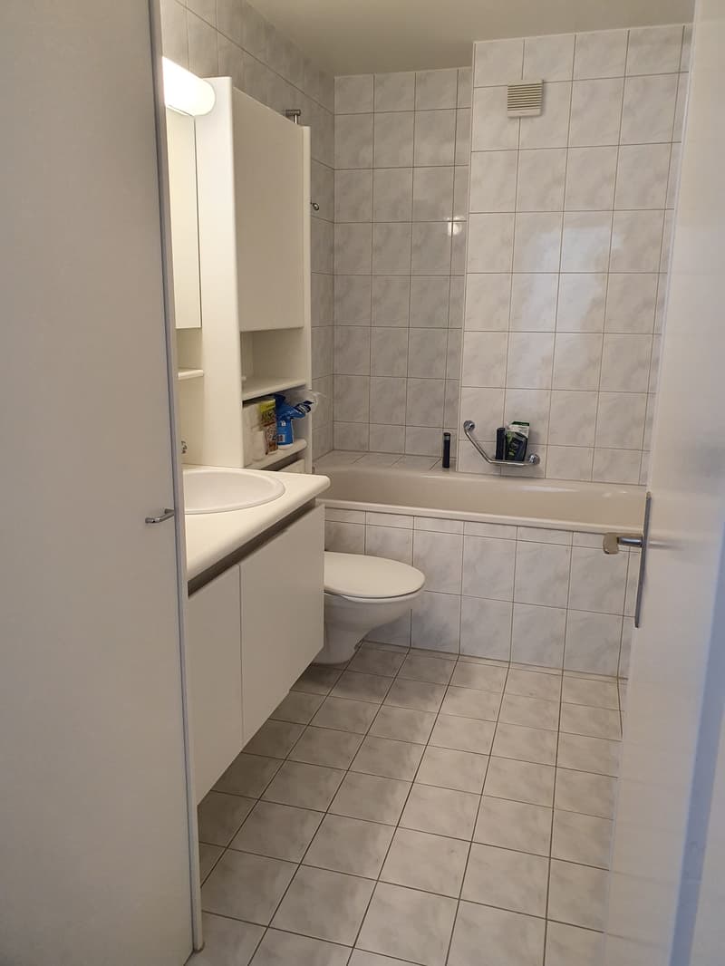 Helle 2-Zimmer-Wohnung mit Balkon und Blick auf den Gurten (3)
