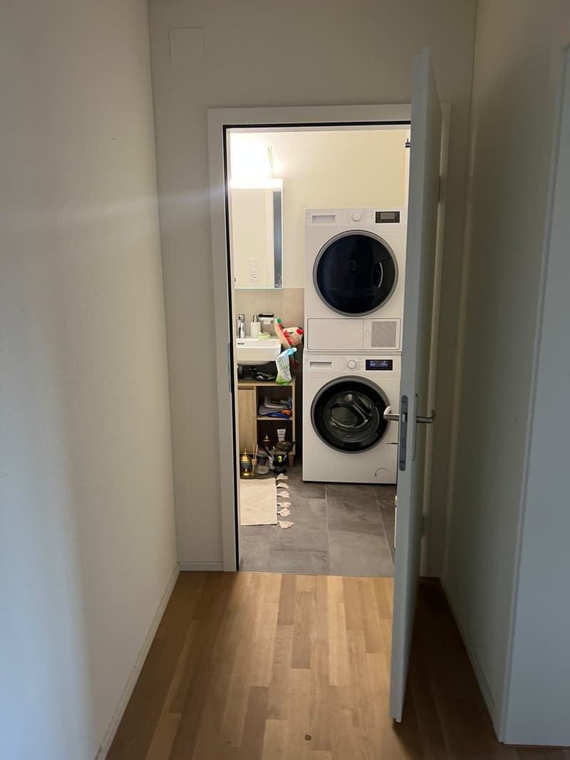 Flur mit Sicht auf das Bad