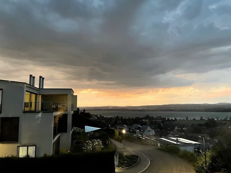 Exceptional 3.5-room apartment with panoramic Lake Greifensee views in Maur (5)