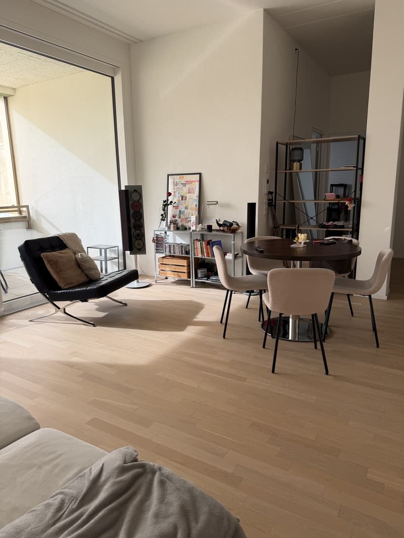 Moderne 3.5-Zimmer-Wohnung mit grosser Loggia in Zürich Oerlikon (4)