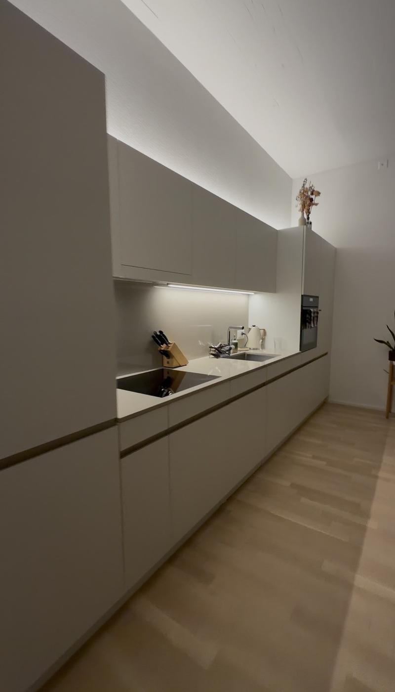 Moderne 3.5-Zimmer-Wohnung mit grosser Loggia in Zürich Oerlikon (2)