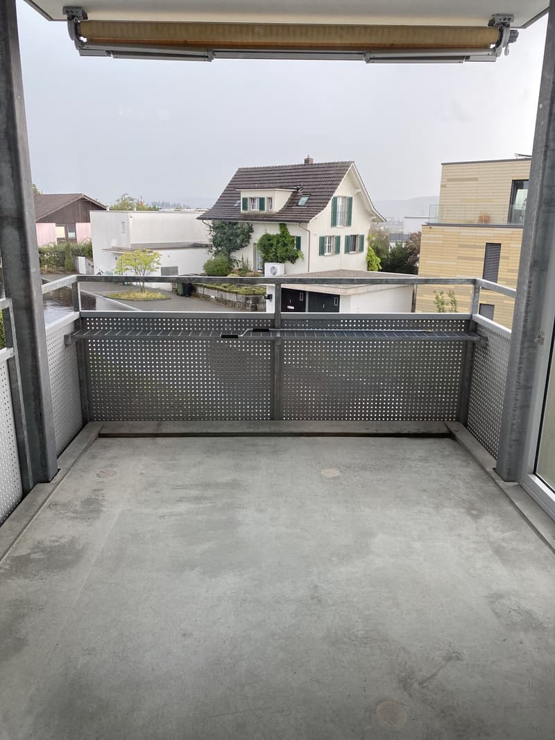 Helle 1.5-Zimmer- Wohnung mit grossem Balkon in ruhigen Lage (3)