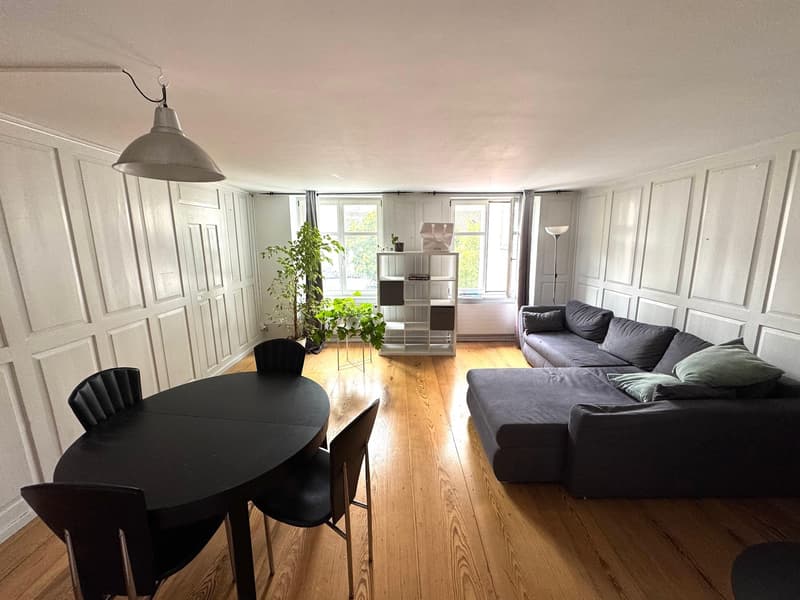 Großes und zentrales Zimmer in 3-er WG (1)