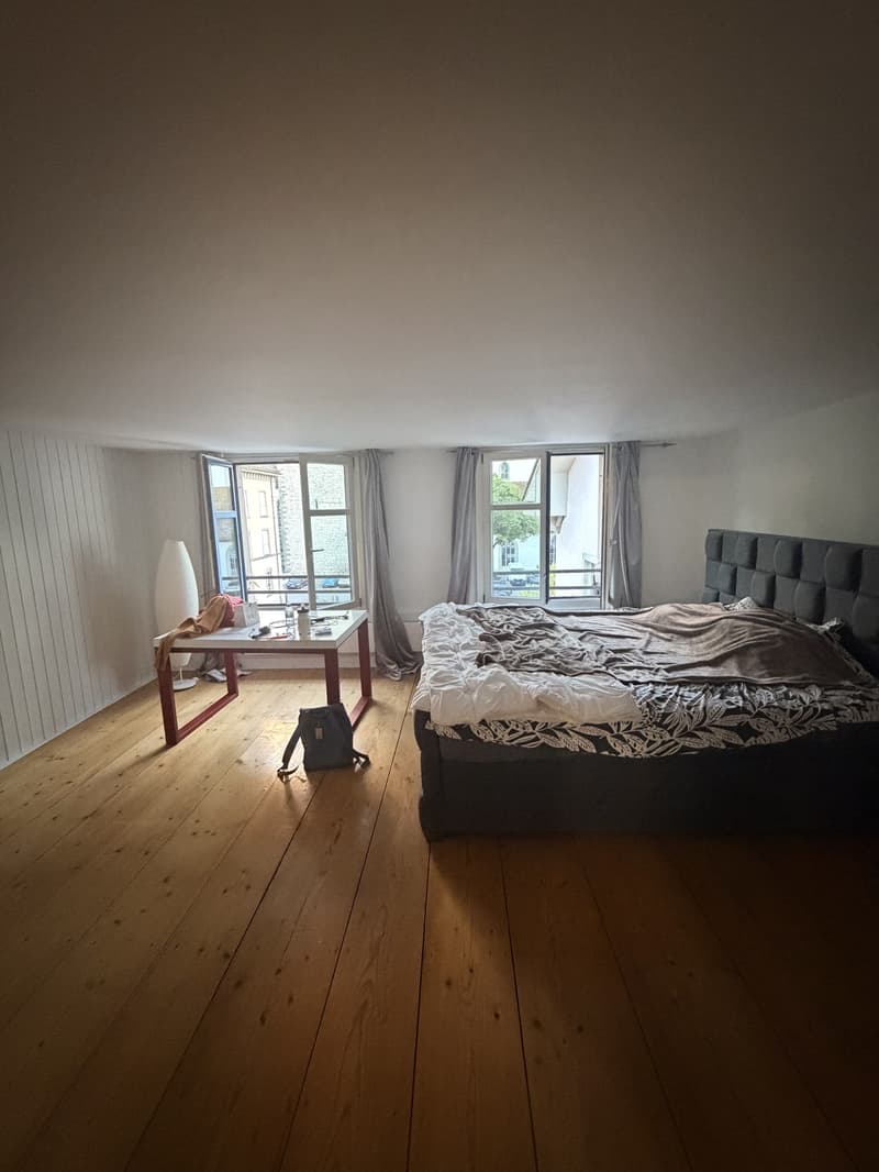 Großes und zentrales Zimmer in 3-er WG (2)