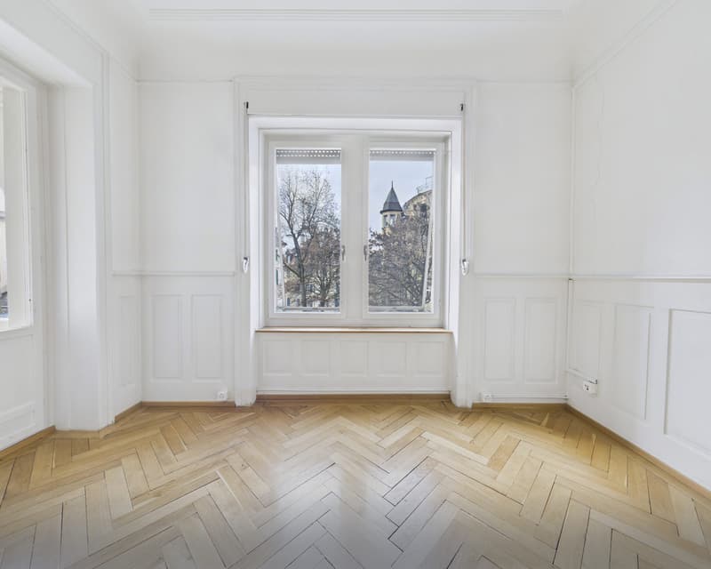 Helles Altbauzimmer mit Balkon (1)