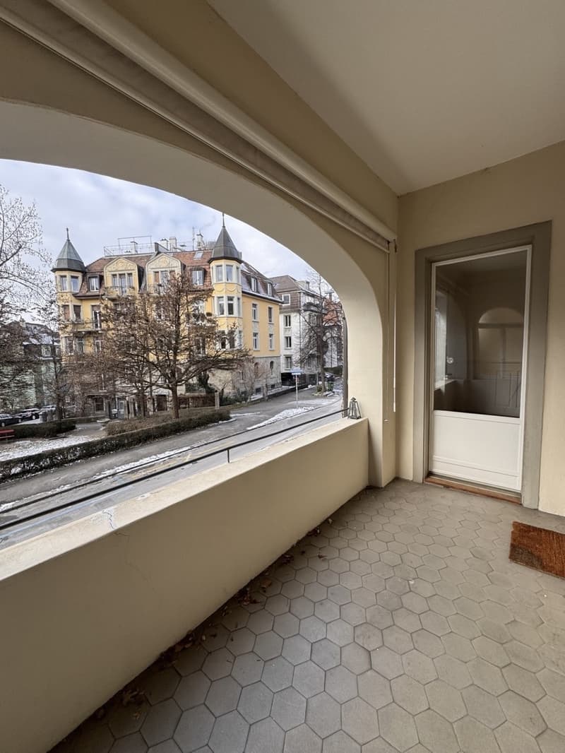 Helles Altbauzimmer mit Balkon (9)