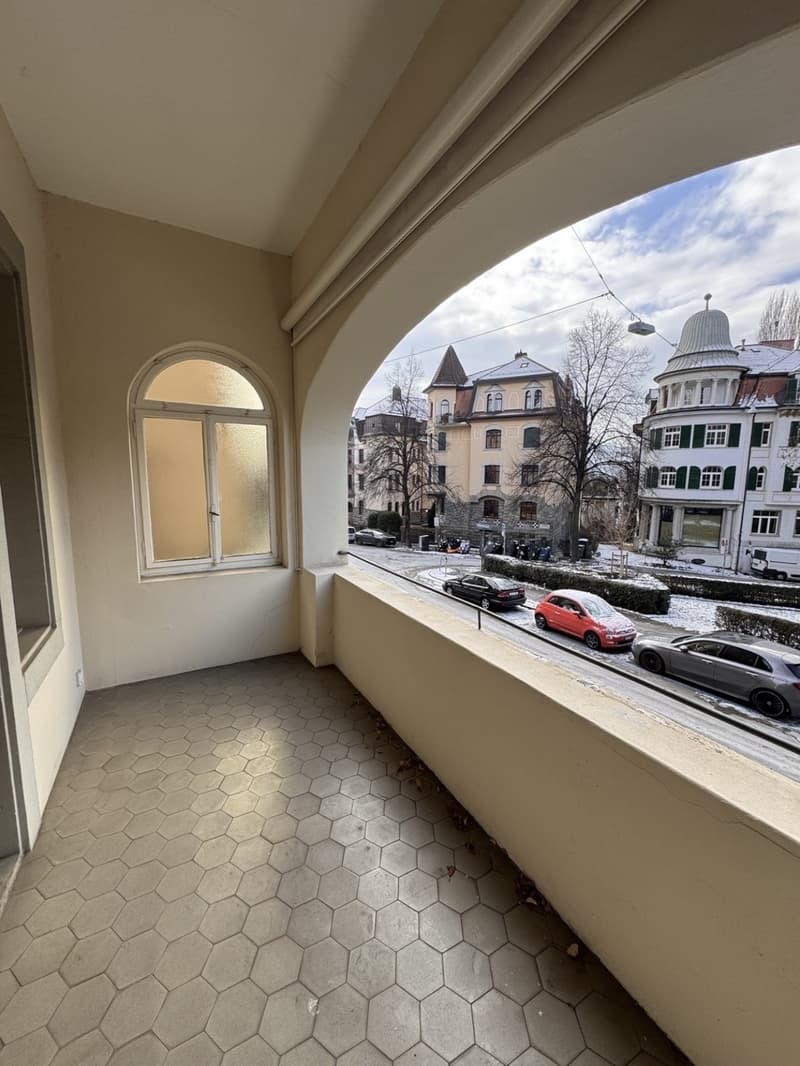 Helles Altbauzimmer mit Balkon (6)