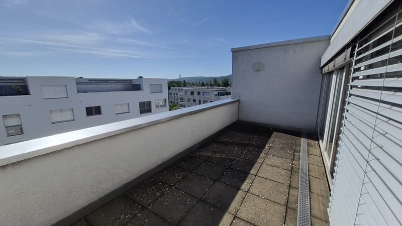 Stylish 1.5-Room Attic Apartment with large terraces in Glattpark, Opfikon (9)