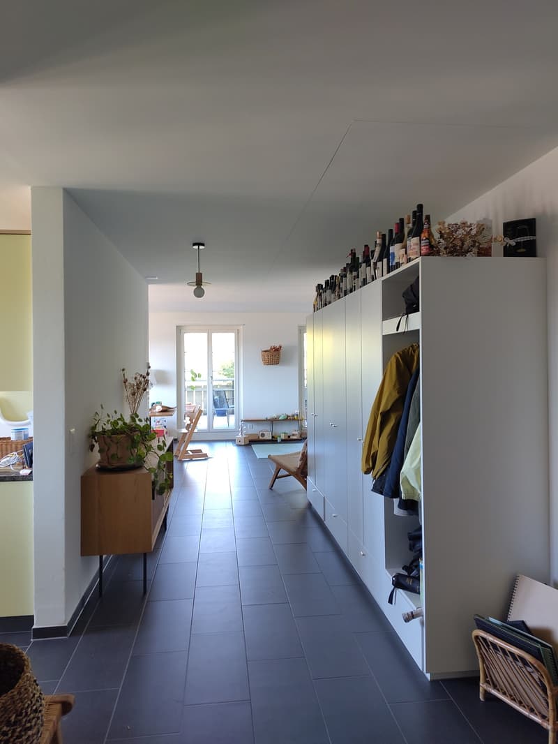Breiter Flur mit Einbauschrank
