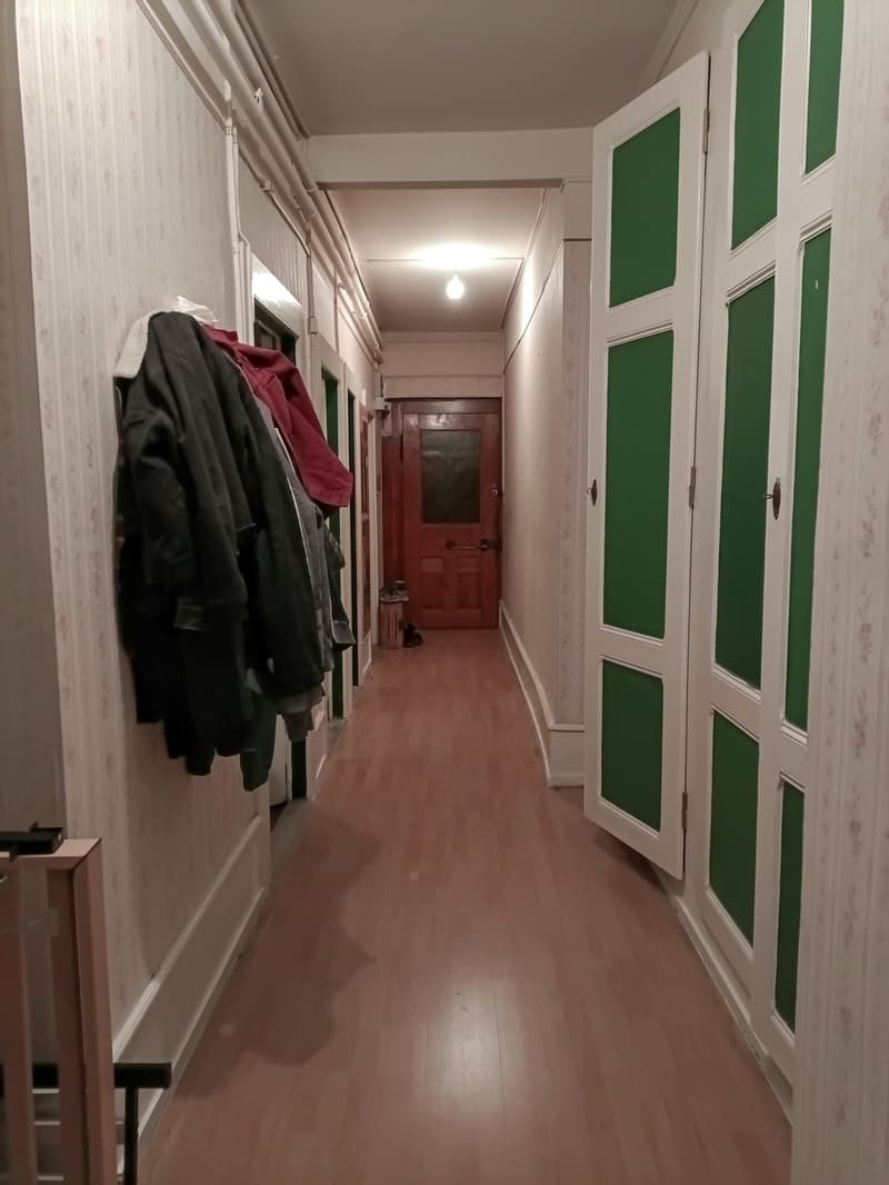 Grand vestibule et grands rangements muraux intégrés