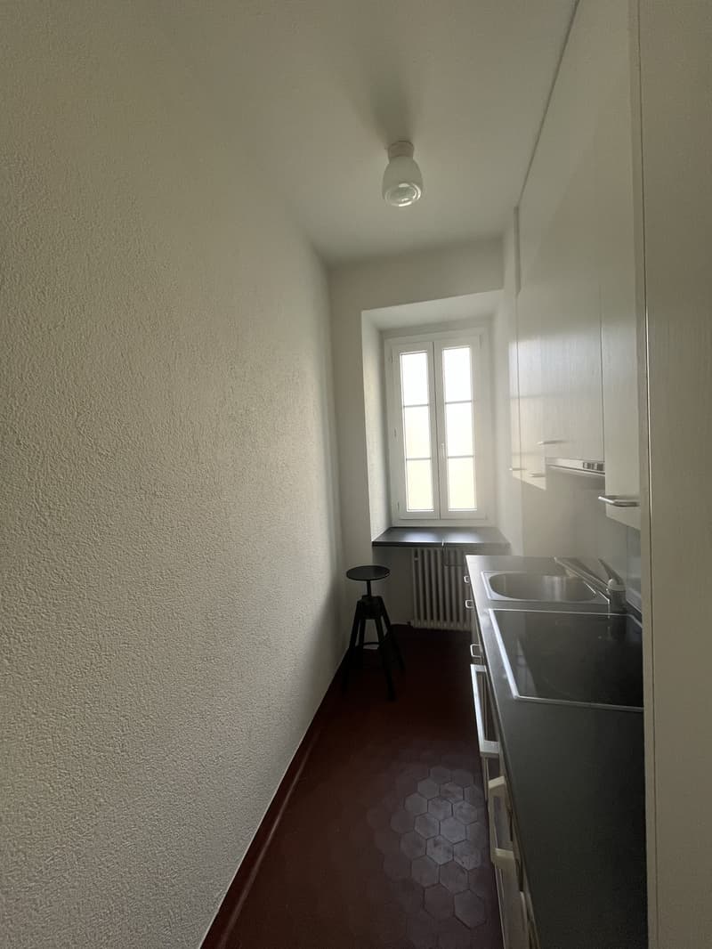 Charming 2.5-Room Apartment in Old Town Full of Light & Character (2)