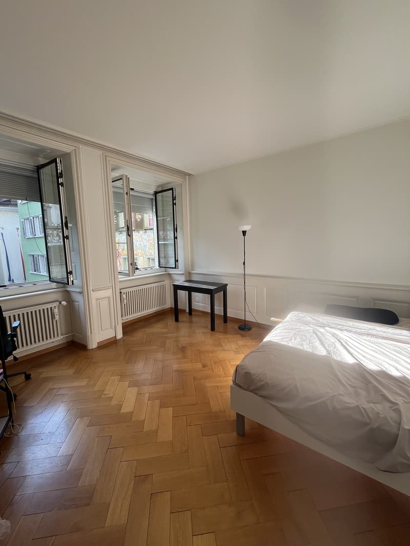 Charming 2.5-Room Apartment in Old Town Full of Light & Character (3)