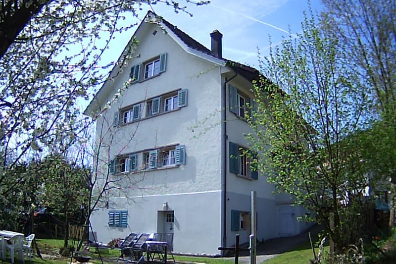 4-Zimmer-Wohnung im 1. Stock mit schöner Aussicht (2)