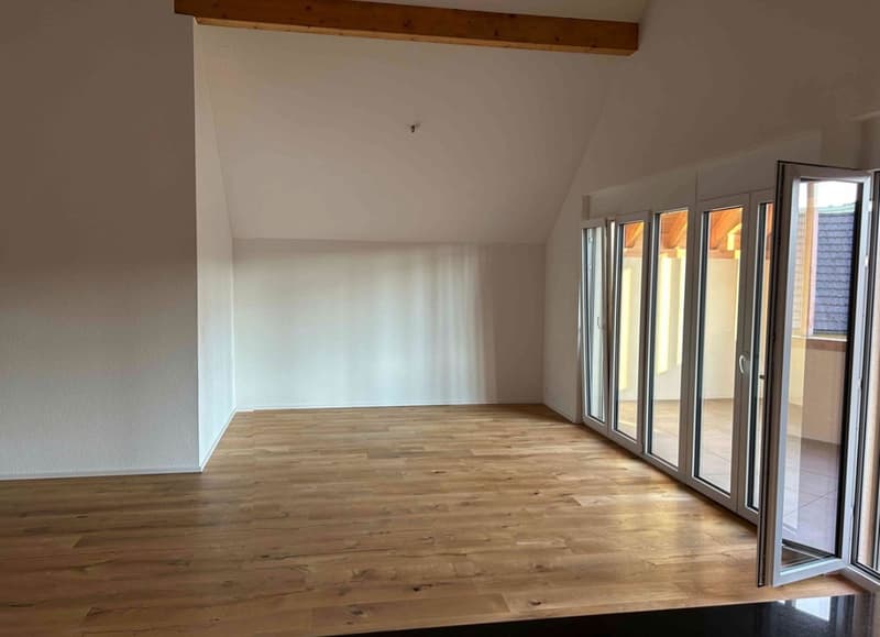 Nachmieter gesucht: 2.5-Zimmer-Dachwohnung mit grossem Balkon und Galerie (4)